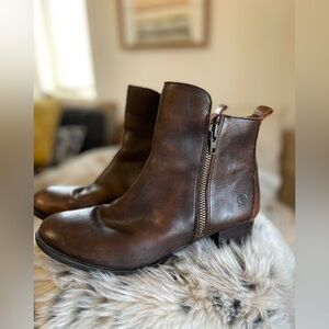 Born B.O.C zipper boots. Sz 9